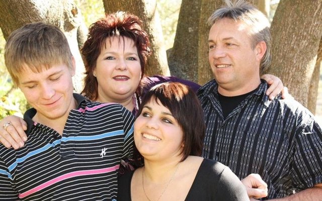 Lizette Janse van Rensburg saam met haar eggenoot, Jaco en hulle twee kinders voor hulle, Josua (16) en Danielle (18)  